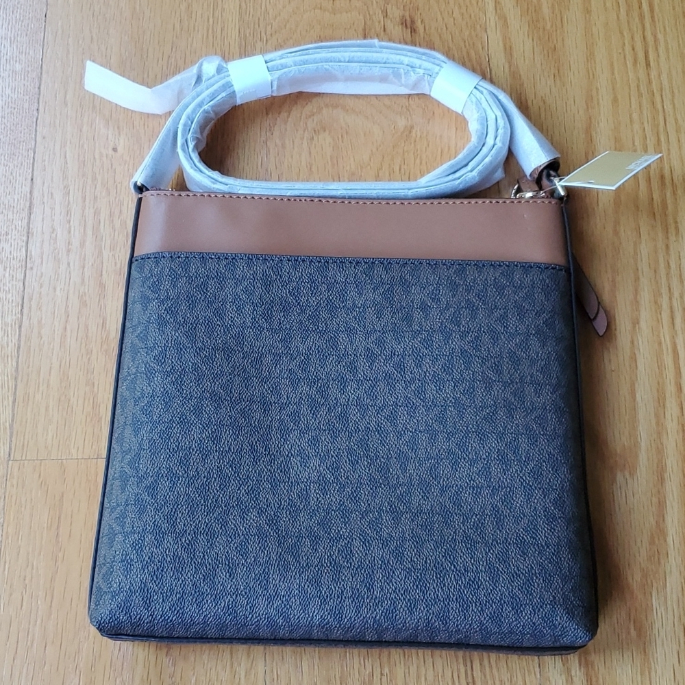 Michael Kors Jet Set Charm Signature Crossbody NWT - Picture 6 of 14